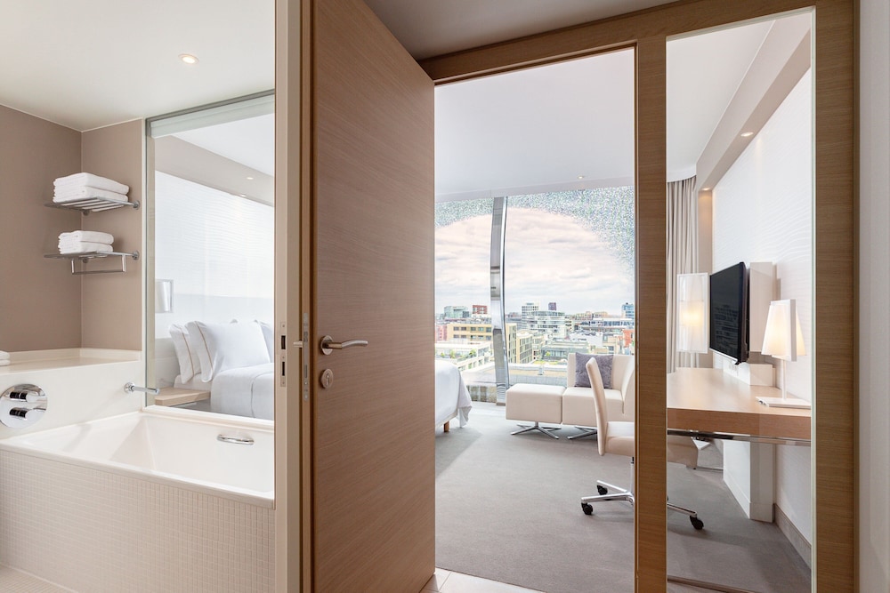 Family Suite, 1 King Bed with Sofa bed, City View
