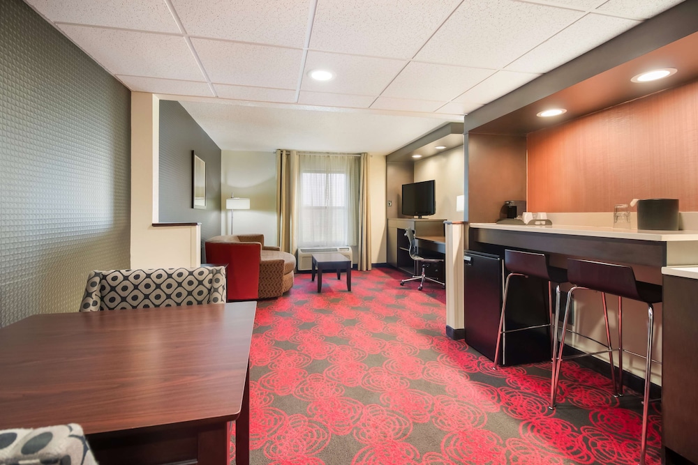 Suite, 1 King Bed, Non Smoking, Hot Tub - Photo 3