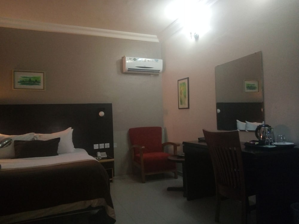 Classic Double Room, 1 Queen Bed, Non Smoking, Pool View photo 1