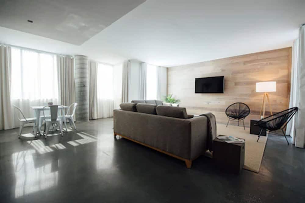 Suite, 1 King Bed, Accessible