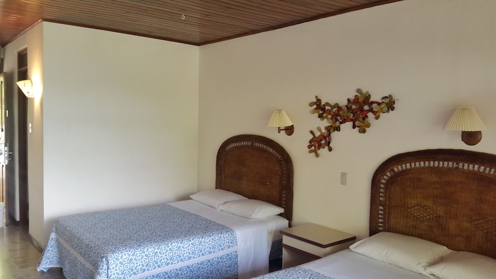 Standard Room, 2 Double Beds (Facing Main Street) photo 2