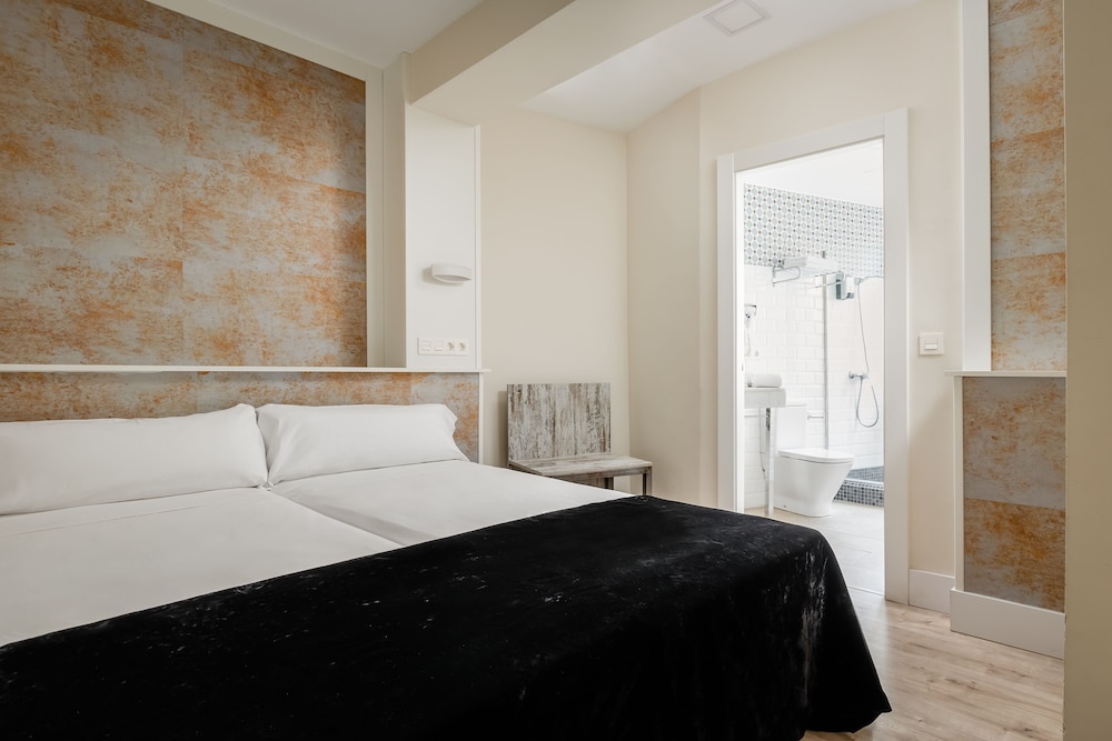 Double Room - Photo 8