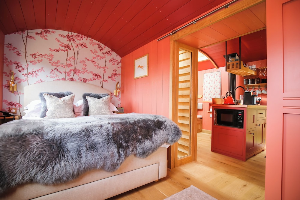 Shepherd Hut with Hiki Hot Tub photo 1