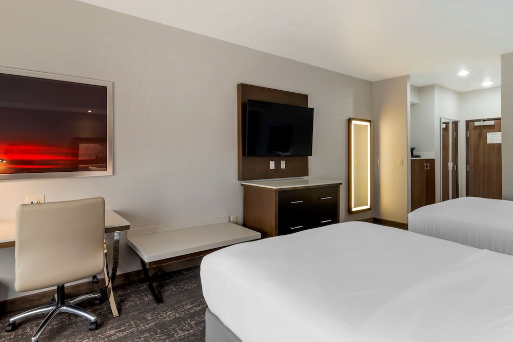 Standard Room, 2 Queen Beds, Non Smoking, Refrigerator & Microwave - Photo 3