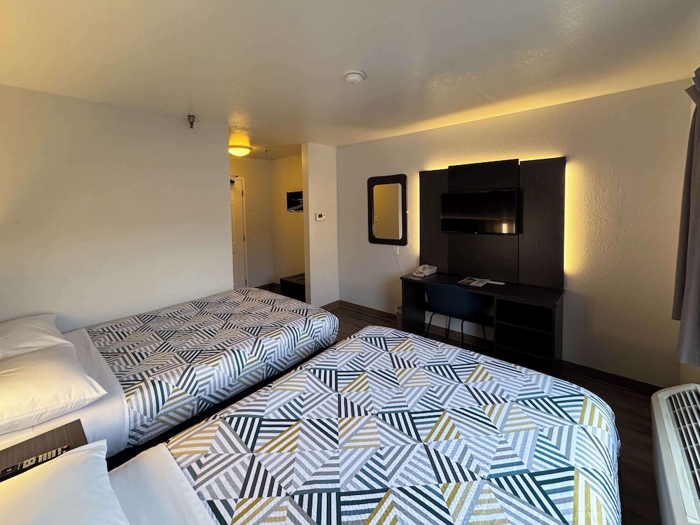 Deluxe Room, 2 Double Beds, Non Smoking, Refrigerator