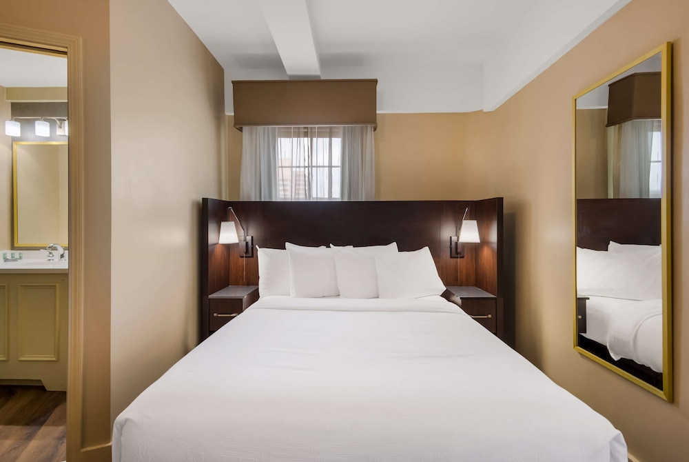 Standard Room, 1 Queen Bed, Non Smoking, Refrigerator & Microwave - Photo 4