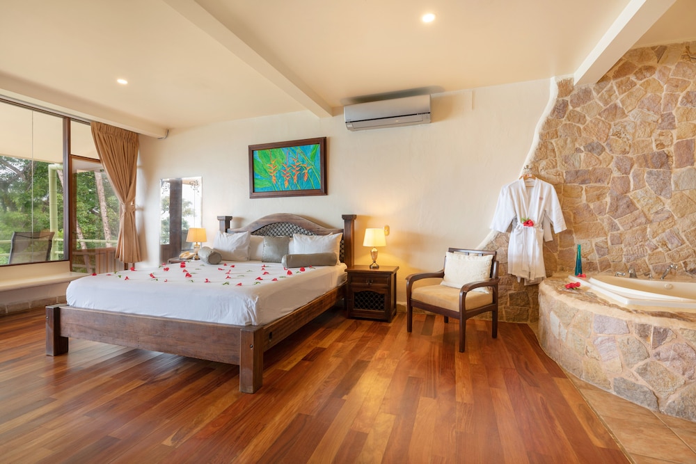 Honeymoon Suite with Ocean View - Photo 8