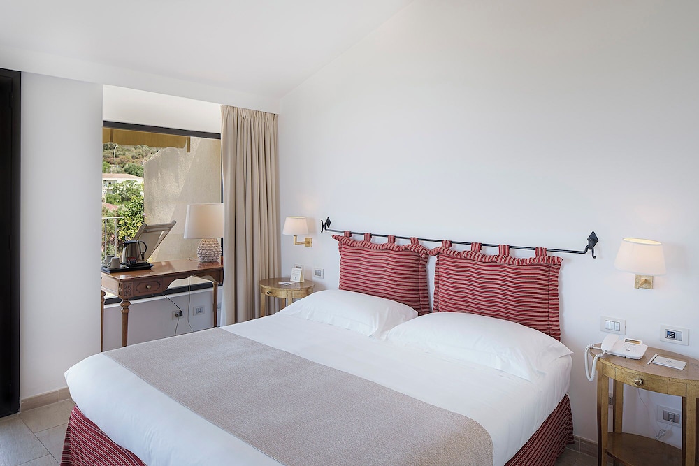 Deluxe Room - Photo 12