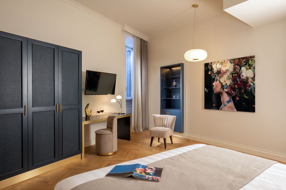 Two Connected Apartments with Terrace – Via Di Ripetta 229