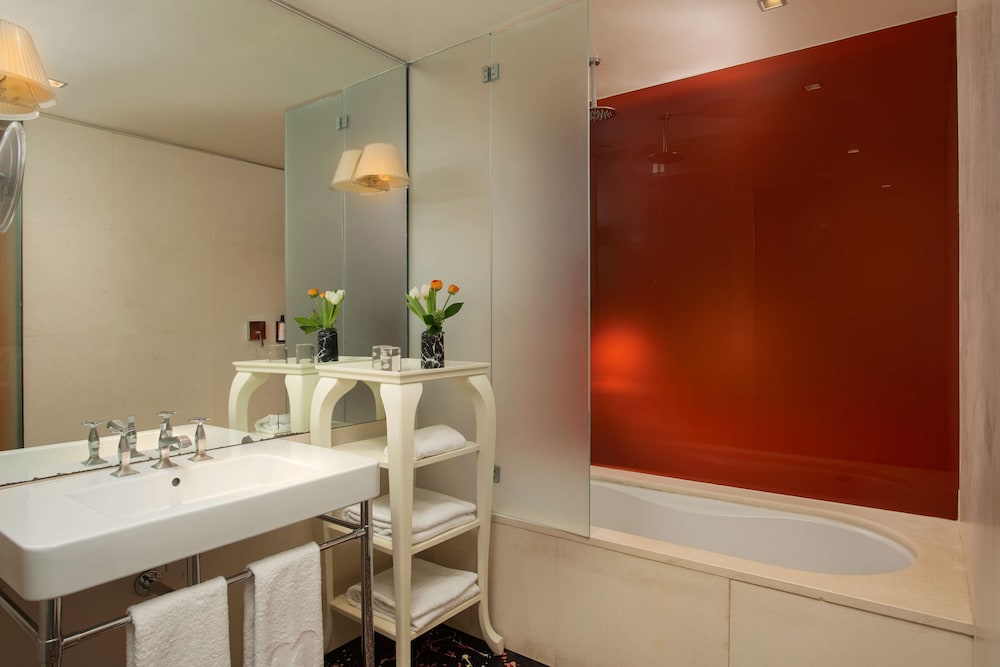 Family Room (nhow Adjoining Room extra bed 3AD+2CH)