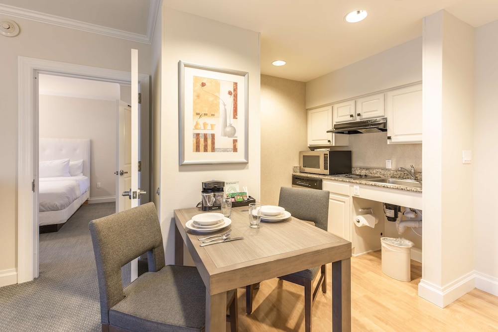 1 KING 2 QN BEDS 2 BEDROOM 2 BATH SUITE WITH SLEEPER SOFA - Photo 6