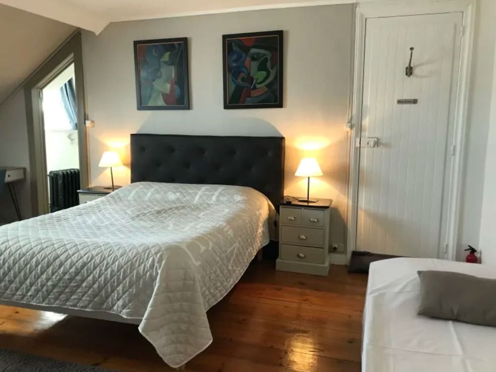 Quadruple Room (Beige) photo 2