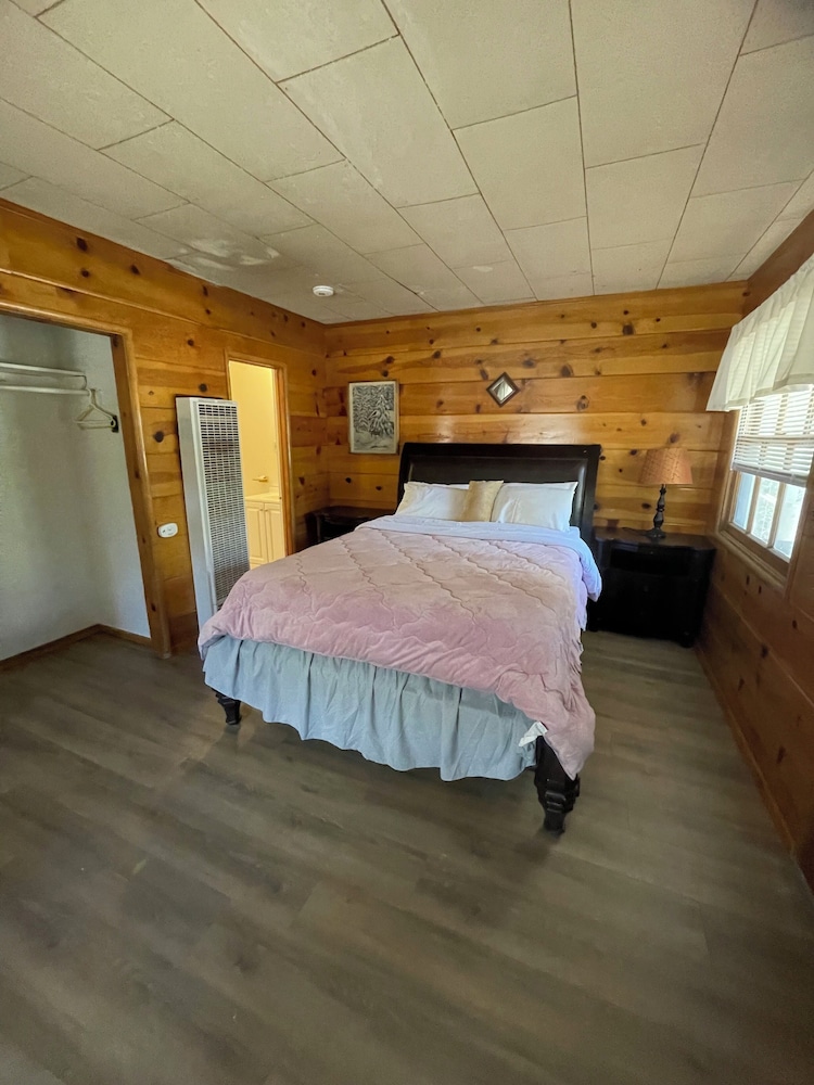 Cabin 1 - 1 Queen Bed with Full Kitchen photo 1