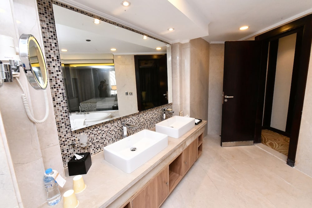 Premium Room, 1 King Bed, Pool View - Photo 8