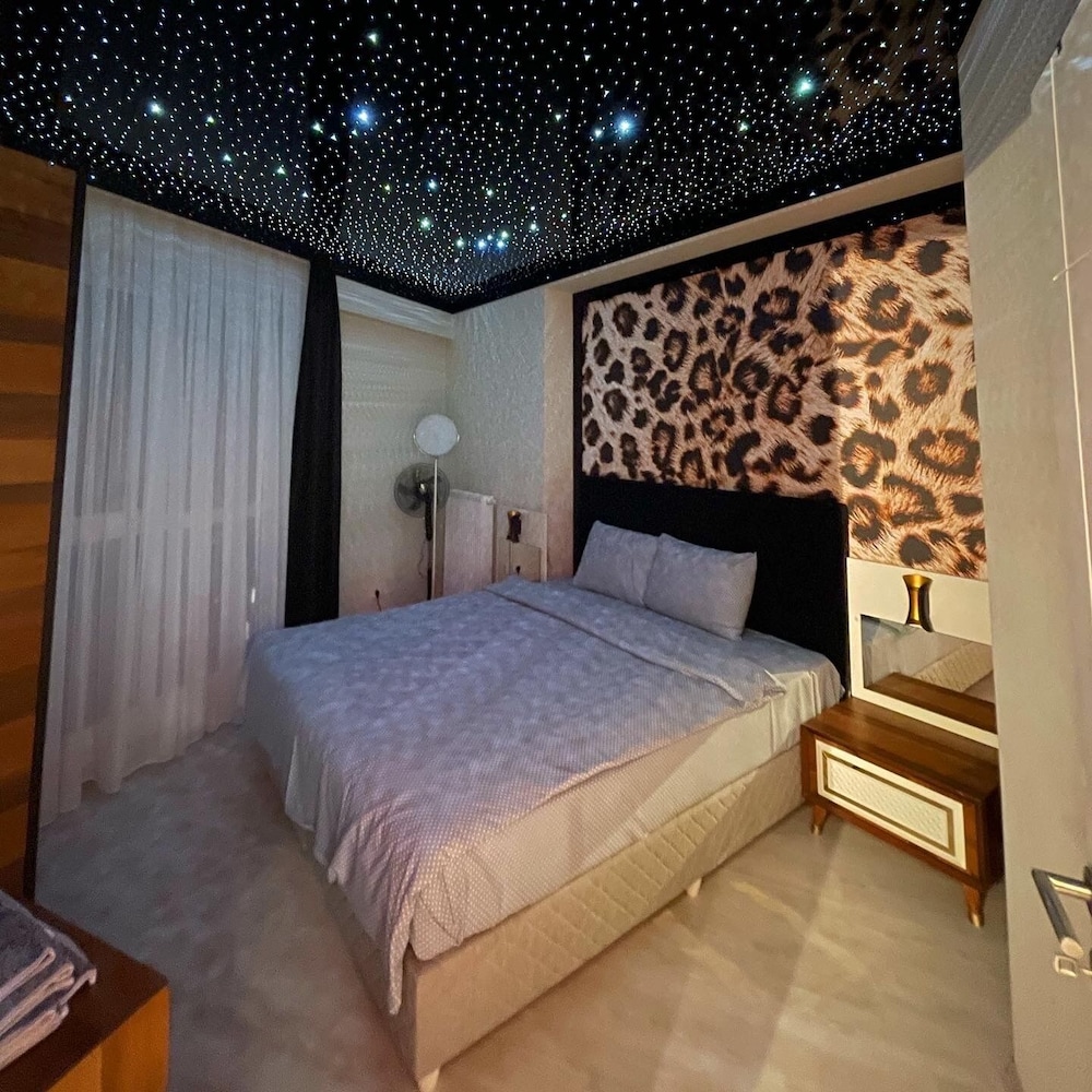 Romantic Suite, 1 Queen Bed, Non Smoking, City View photo 2