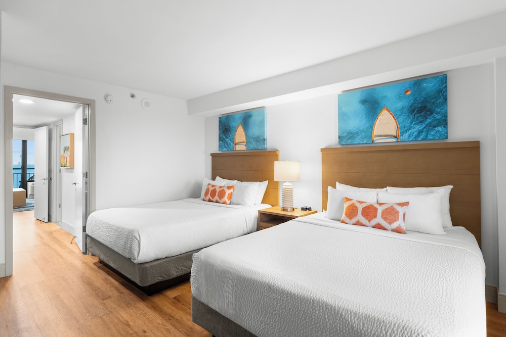 Oceanfront Deluxe One Bedroom Queen Suite photo 3