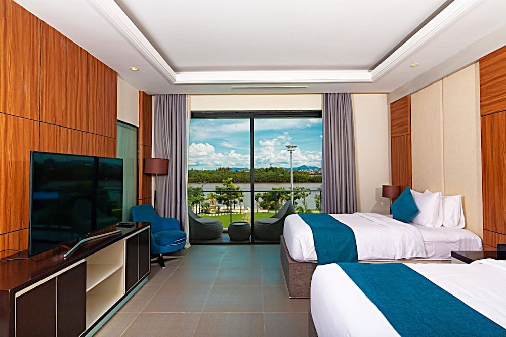 Grand Deluxe Twin Pool View - Photo 1