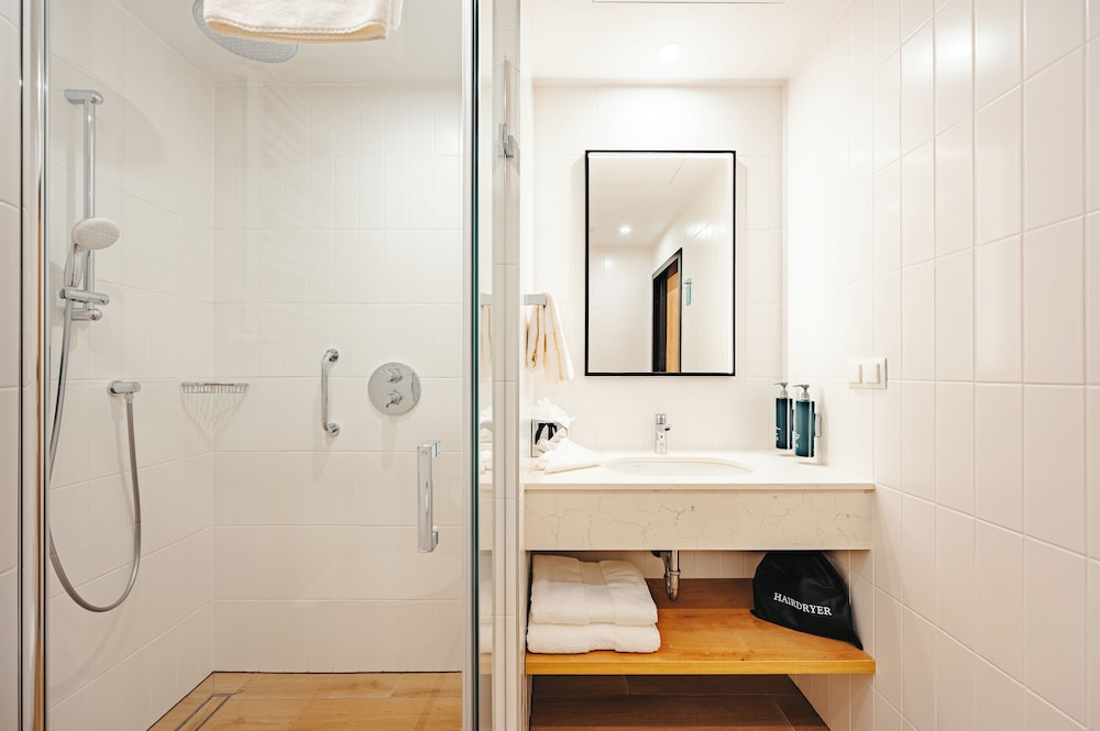 Suite, 1 Bedroom - Photo 2