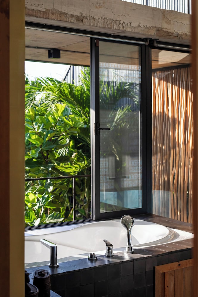 Ikat Suite w/Partial Ocean & Jungle View photo 3