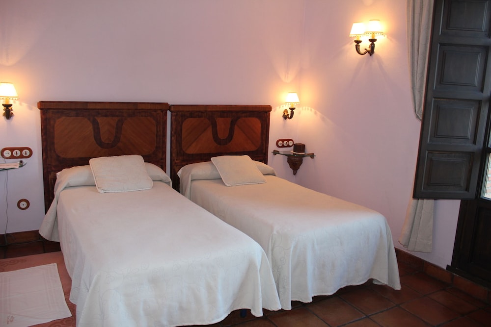 Standard Double or Twin Room - Photo 9