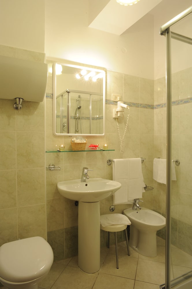 Triple Room - Photo 7