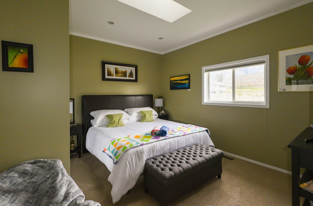 Deluxe Room, 1 King Bed, Non Smoking photo 3