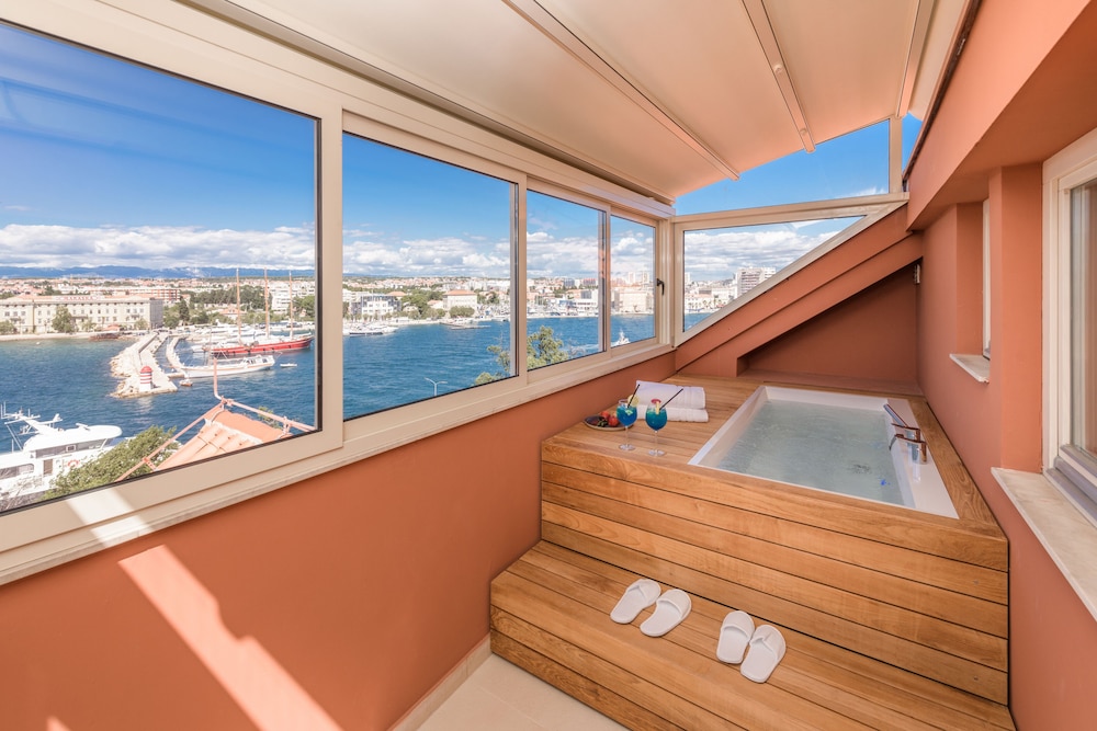 Luxury Suite photo 2