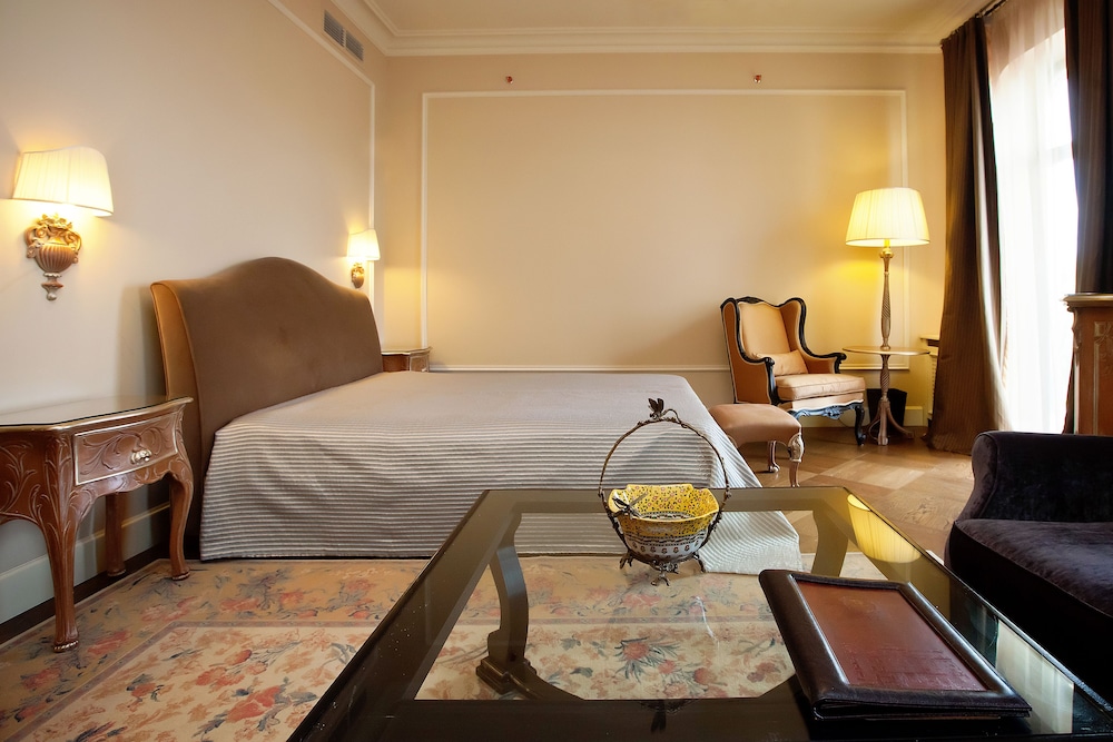 Deluxe Room, Balcony, City View