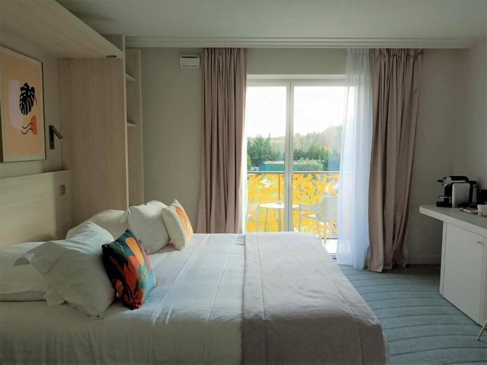 Suite, 1 King Bed, Non Smoking, Balcony - Photo 4