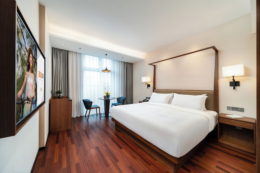 Comfort Room, 1 King Bed, Non Smoking, City View photo 1