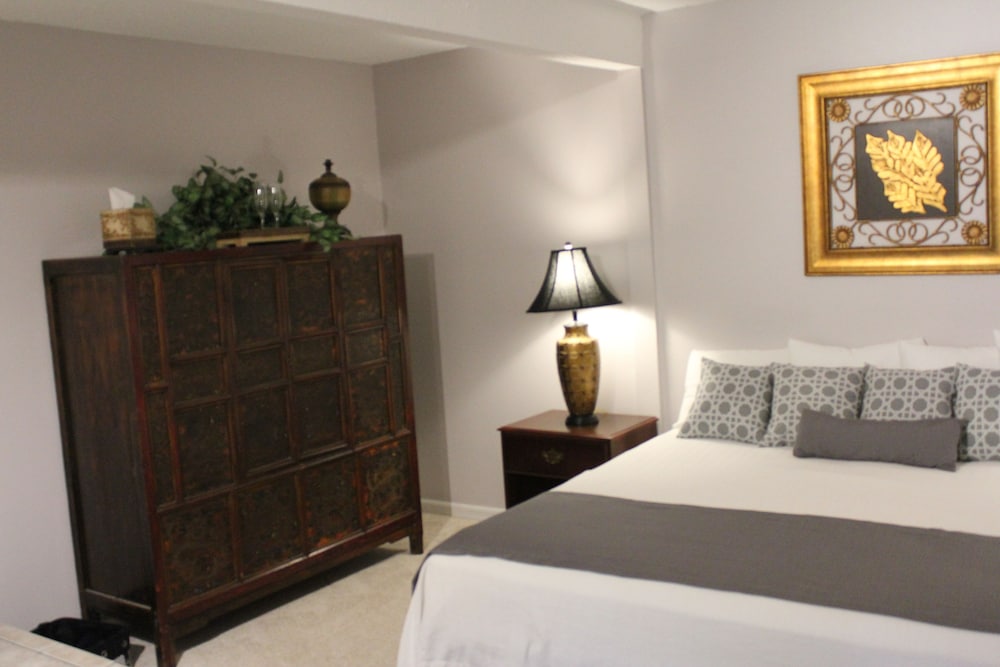 Luxury Suite, 1 King Bed, Jetted Tub, Mountain View photo 3