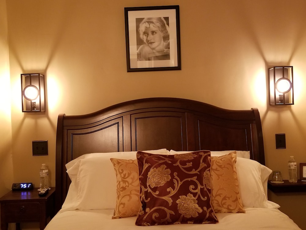 Bette Davis - 1 Queen bed