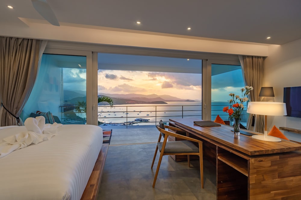 Grand Deluxe Sunset Suite