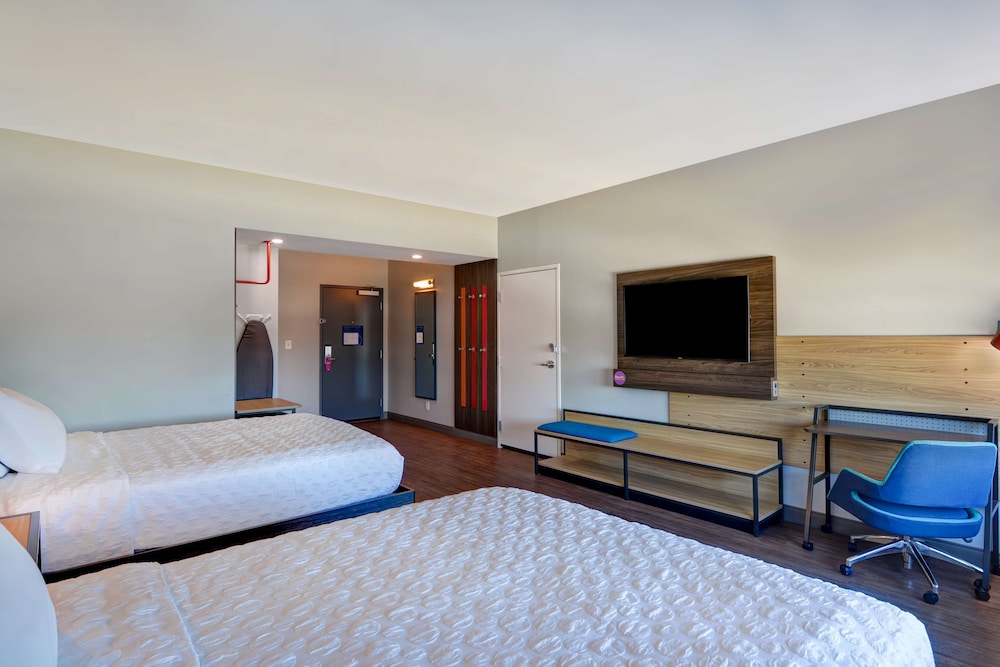 Room, 2 Queen Beds, Accessible, Bathtub photo 3