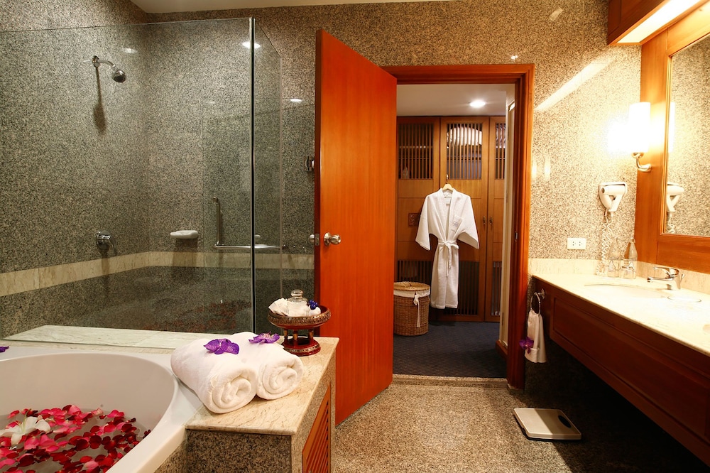 One-Bedroom Suite - Photo 9