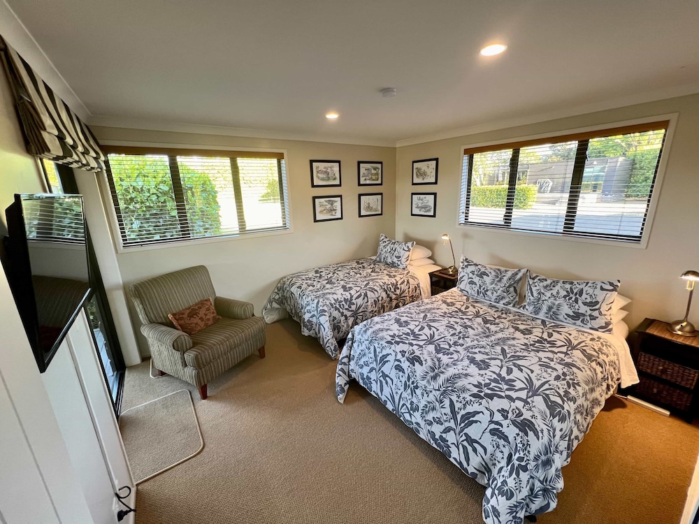 Family Suite, 2 Bedrooms, Private Bathroom, Garden View photo 3