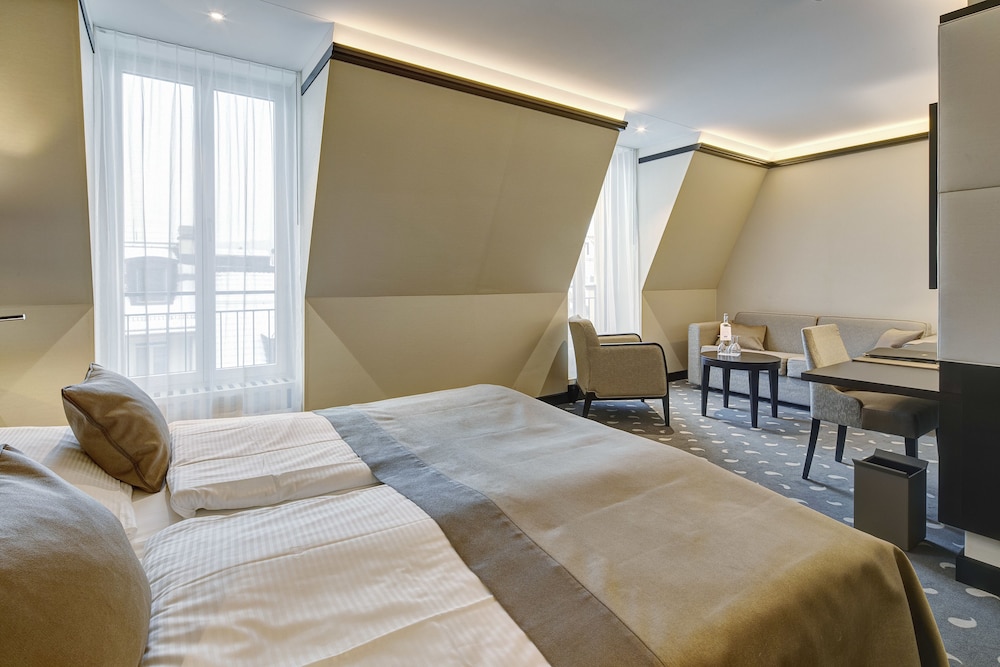 Deluxe Design Room