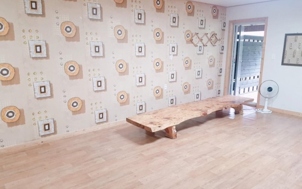 Room (A-103)
