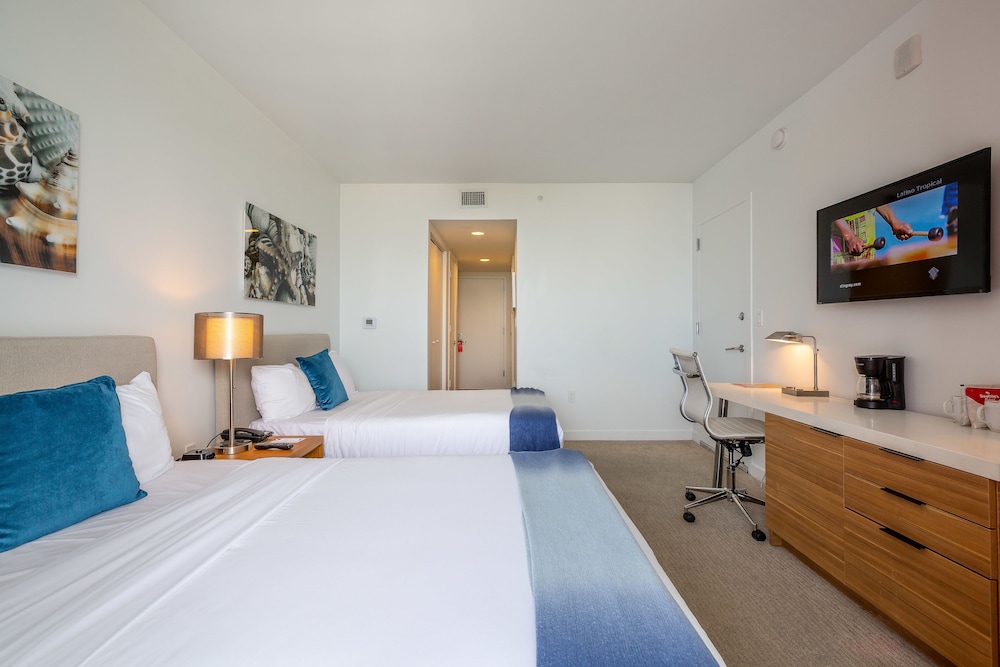 Luxury Studio, 2 Double Beds, Balcony, Bay View photo 3