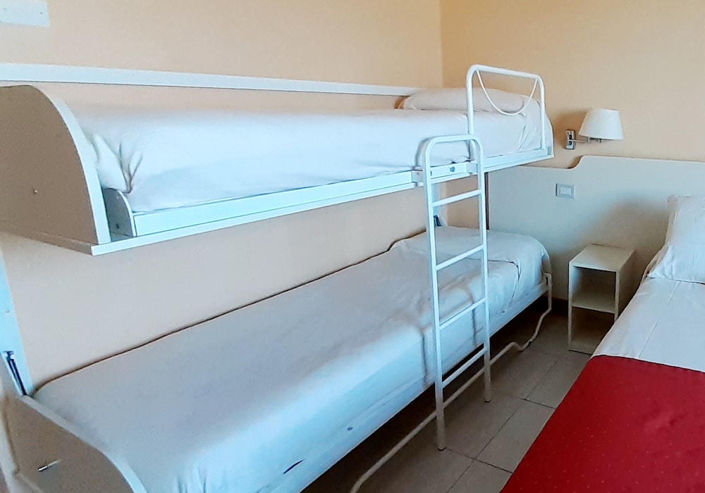 Family Quadruple Room - Photo 2
