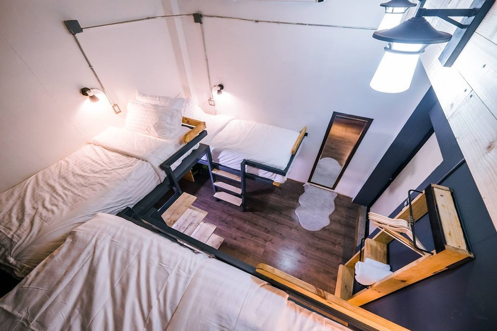 Standard Quadruple Room with Shared Bathroom photo 3