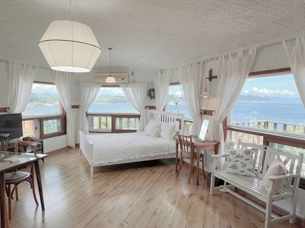 Family Room (Water Horizon) photo 2
