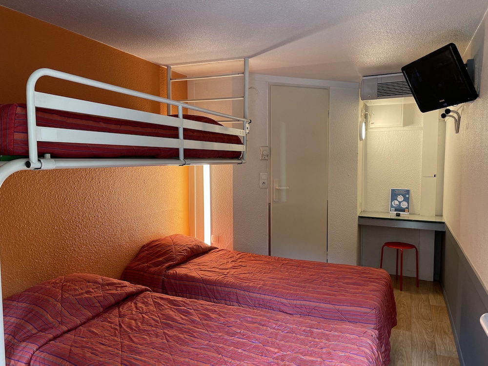Standard Room, 3 Twin Beds - Photo 8