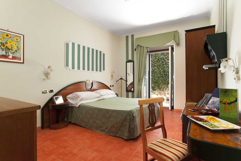 Superior Triple Room, Balcony, Sea View - Photo 2