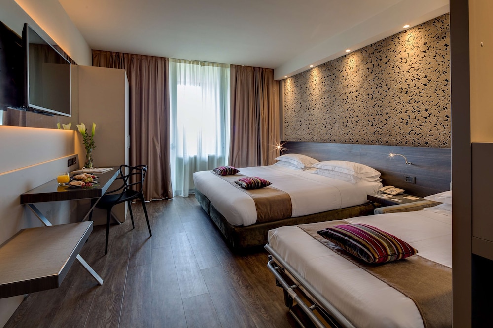 Executive Room, Multiple Beds, Non Smoking - Photo 6