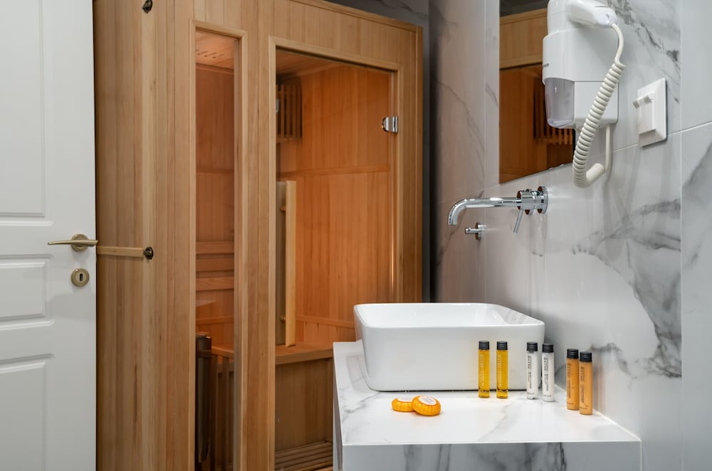 Superior Suite, 1 King Bed, Sauna, City View photo 1