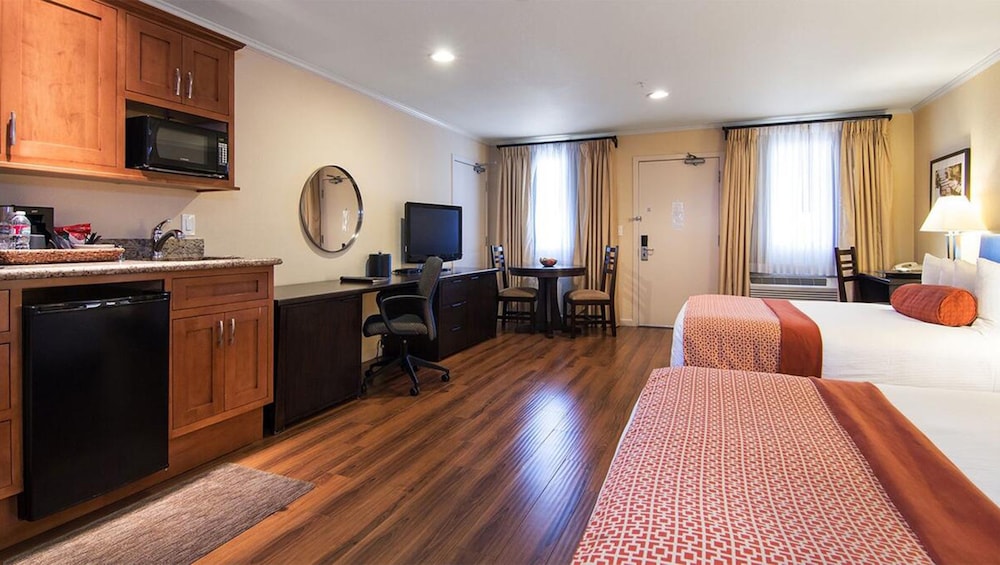 Suite, Non Smoking, Refrigerator & Microwave (2 Queen Beds) - Photo 2