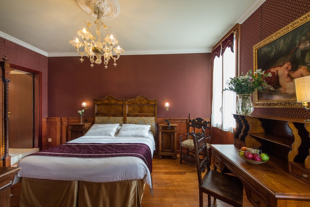 Deluxe Room, Terrace, Canal View thumbnail 5