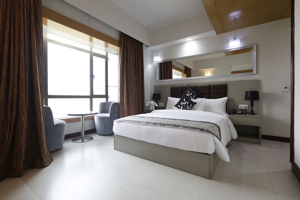 Suite with separate living area - High Floor - Photo 11