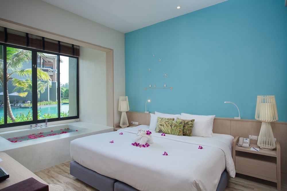 Deluxe Suite Pool Access with Jacuzzi photo 3